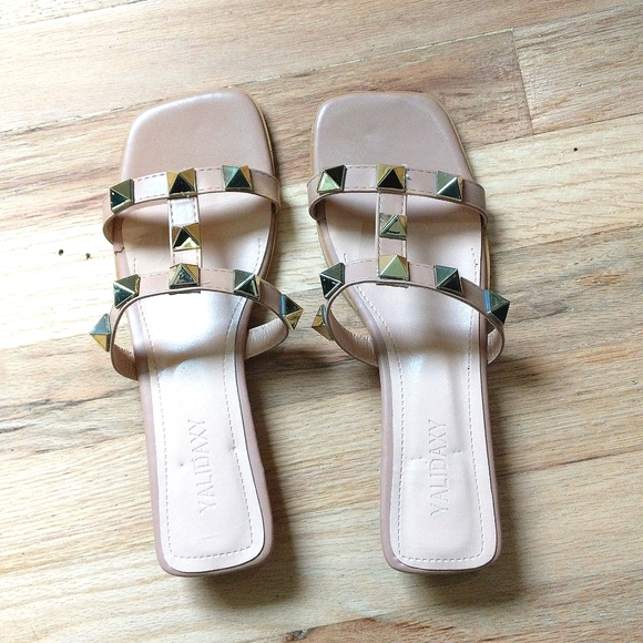 Sandals NWOT size 8.5 - Picture 1 of 2